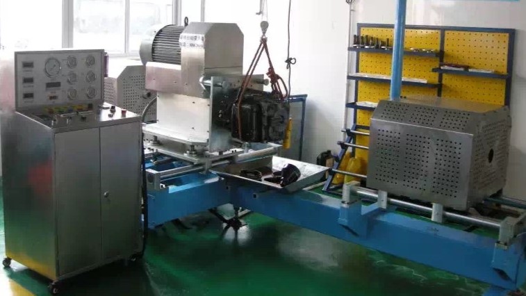 Complete transmission on dyno test bench